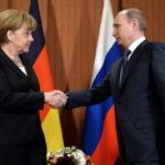 Меркель попросила Путина вмешаться в ситуацию с преследованием геев в Чечне