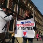 Мужчины вышли на Невский с пикетом в поддержку Собчак