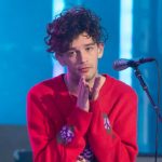 Вокалист The 1975 на концерте в Дубае поцеловал фаната в губы