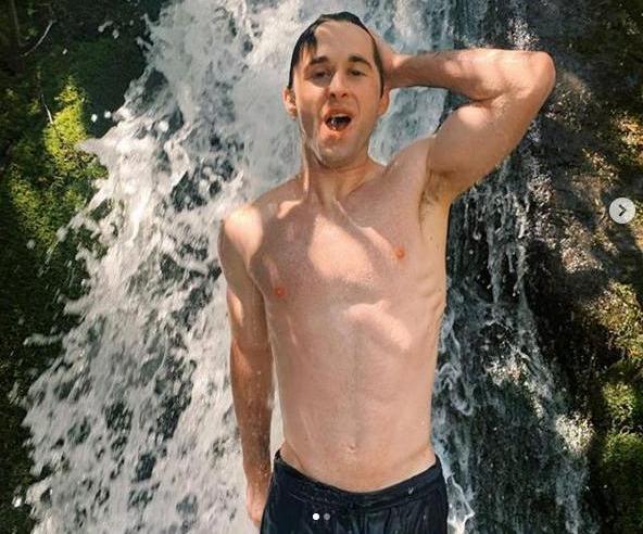 Митчелл Томас