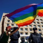Традиционалисты требуют убрать ЛГБТ-флаг в центре Тбилиси