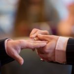 В Церкви Уэльса теперь однополые пары могут получить благословение