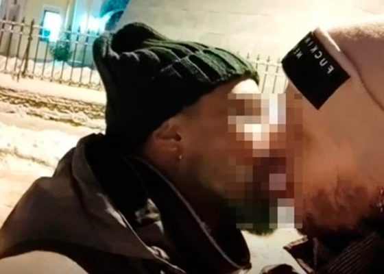 поцелуй на фоне храма