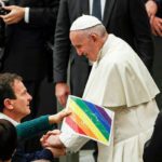 Папа римский одобрил благословения для ЛГБТ-пар