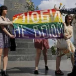 «Я живу в славянском рейхе». Что ЛГБТ думают о войне спустя два года