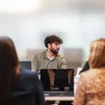 Каминг-аут на работе до сих пор вредит карьере &ndash; исследование