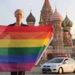 Тильда Суинтон с прайд-флагом в Москве на Красной площади
