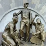 Памятник метростроевцам в Москве. Изображены трое рабочих. Суд счёл поцелуй подростка с одним из них пропагандой ЛГБТ