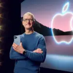 Генеральный директор Apple Тим Кук на фоне экрана с логотипом компании, отказавшейся сворачивать программу DEI
