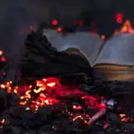 на иллюстрации книга тлеет на горячих углях