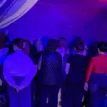 фотография посетителей клуба Bizarre во время рейда силовиков. На снимке люди лицом к стене, все одеты, без провокационных нарядов