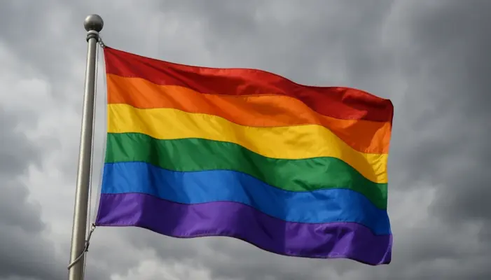 прайд-флаг развевается на фоне пасмурного неба