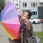 на фото два панка целуются под радужным зонтом, за это фото мужчина получил штраф как за ЛГБТ-пропаганду