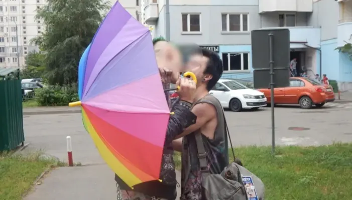 на фото два панка целуются под радужным зонтом, за это фото мужчина получил штраф как за ЛГБТ-пропаганду