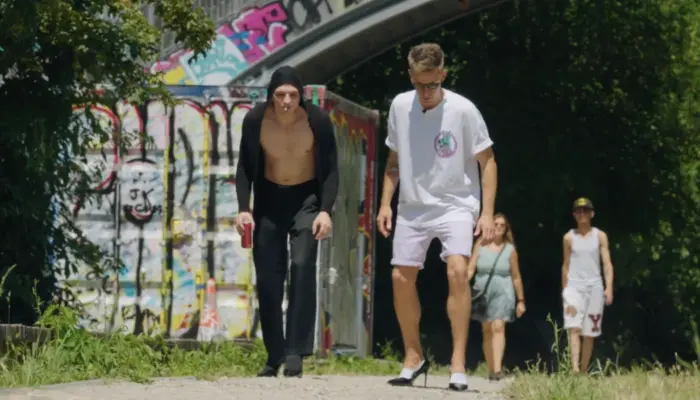 Репер VAC&Iacute;O и ютубер Юрий Дудь готовятся к забегу на каблуках