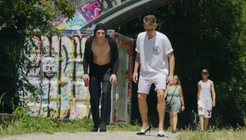 Репер VACÍO и ютубер Юрий Дудь готовятся к забегу на каблуках