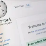 На фотографии монитор с открытым на ней сайтом Wikipedia (англоязычная версия Википедии)