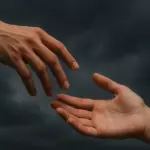 две руки тянутся друг к другу, одна выше, другая ниже