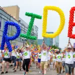 Chicago Pride Parade колонна прайд-парада с буквами P R I D E из цветных шариков