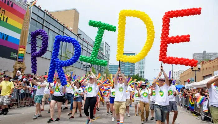 Chicago Pride Parade колонна прайд-парада с буквами P R I D E из цветных шариков