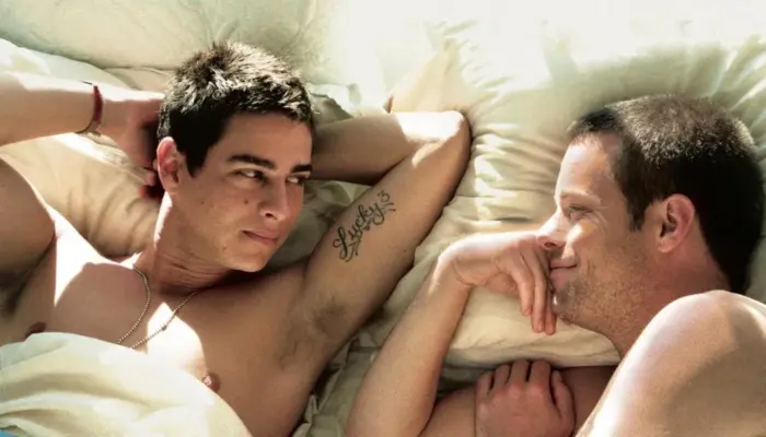 Кадр из фильма "Убежище" 2007: двое мужчин лежат раздетыми на кровати