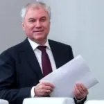 председатель Госдумы Вячеслав Володин с бумагами в зале заседаний