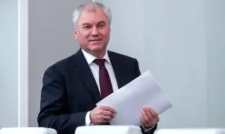 председатель Госдумы Вячеслав Володин с бумагами в зале заседаний