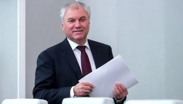 председатель Госдумы Вячеслав Володин с бумагами в зале заседаний