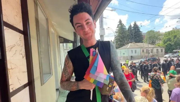 Фотопортрет: Ян Дворкин с прайд-флажками в руках