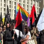 прайд-флаг среди других флагов на похоронах украинского художника-анархиста Давида Чичкана