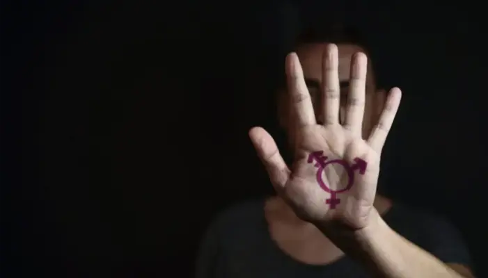 ладонь человека с нарисованным символом транс-сообщества