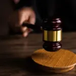 удар молотка судьи в суде