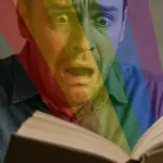 Радужный свет бьёт в глаза мужчине из открытой книги