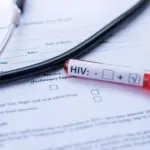 склянка с кровью, маркированная надписью HIV и отмеченным положительным результатом