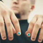 мужские ногти с декоративным маникюром