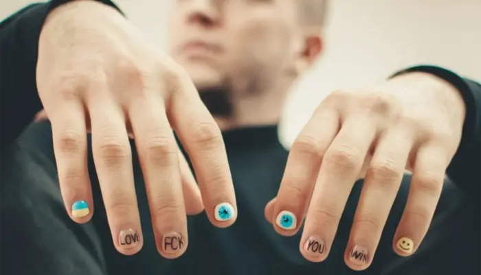 мужские ногти с декоративным маникюром