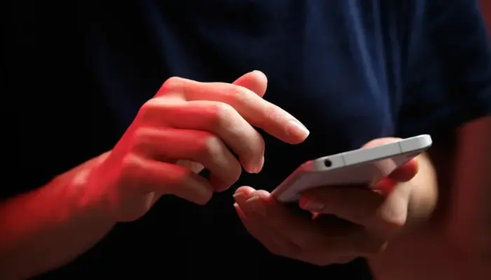 руки человека, держащие смартфон