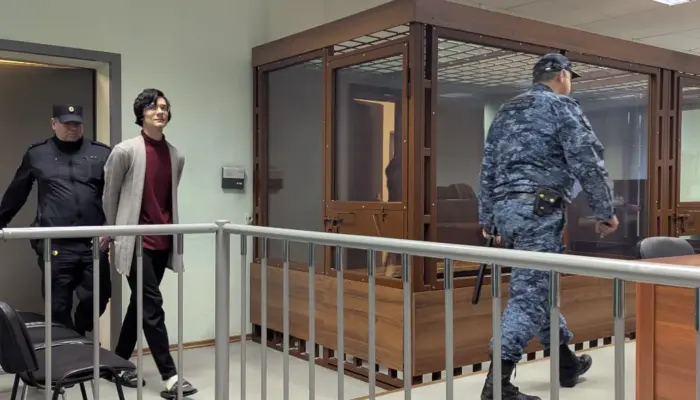 Ешка Сибишина (Александра Синько) в зале суда, фото: Медиазона