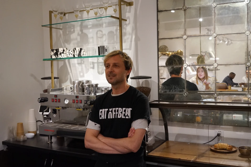 Милослав Чемоданов в качестве бариста в кофейне