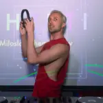 Милослав Чемоданов в открытой одежде и с наушниками в руках
