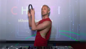 Милослав Чемоданов в открытой одежде и с наушниками в руках