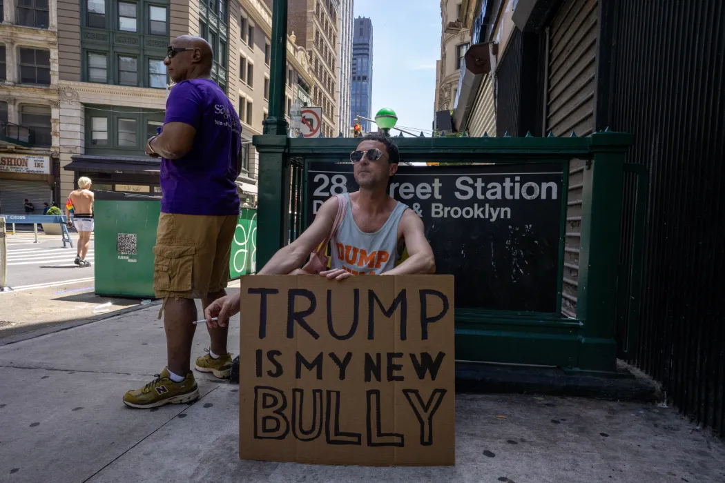 Милослав Чемоданов с плакатом Trump is my new bully