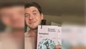 Сергей Давыдов держит в руках свою книгу Спрингфилд на испанском языке