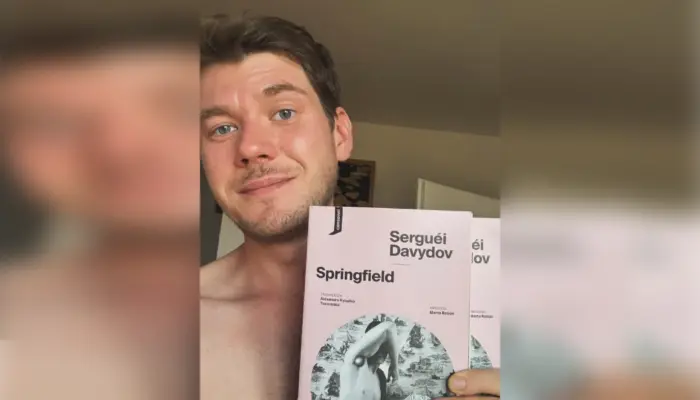 Сергей Давыдов держит в руках свою книгу Спрингфилд на испанском языке