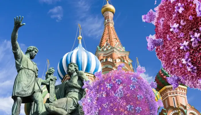 Визуализация вирусной частицы ВИЧ на фоне Собора Василия Блаженного