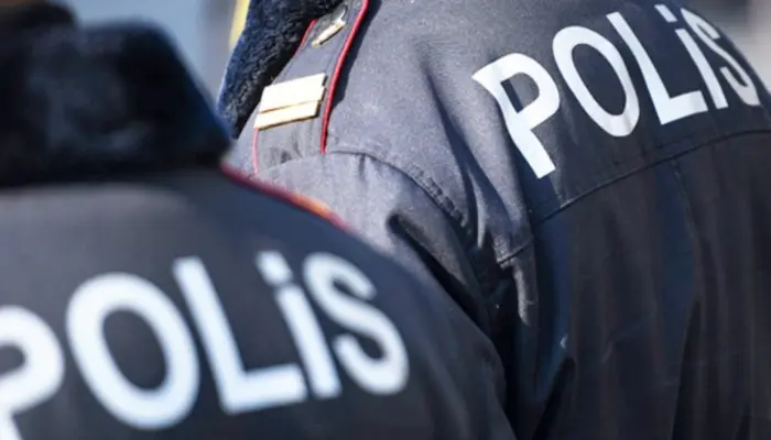 Спины двух полицейских в Азербайджане