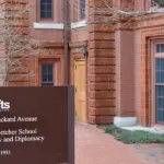 Вход в здание с подписью Tufts University, The Fletcher School of Law and Diplomacy.