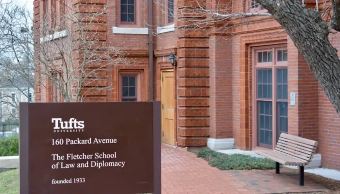 Вход в здание с подписью Tufts University, The Fletcher School of Law and Diplomacy.
