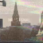 Надпись No Signal и изображение помех поверх фото Кремля, аппаратуры мобильной связи и девушки с телефоном