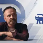 Игорь Кочетков на фоне символики партии Мирная Россия